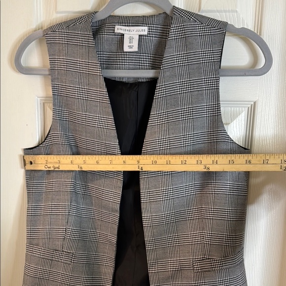 Sincerely Jules Gray and Black Tailored Vest - Picture 7 of 8